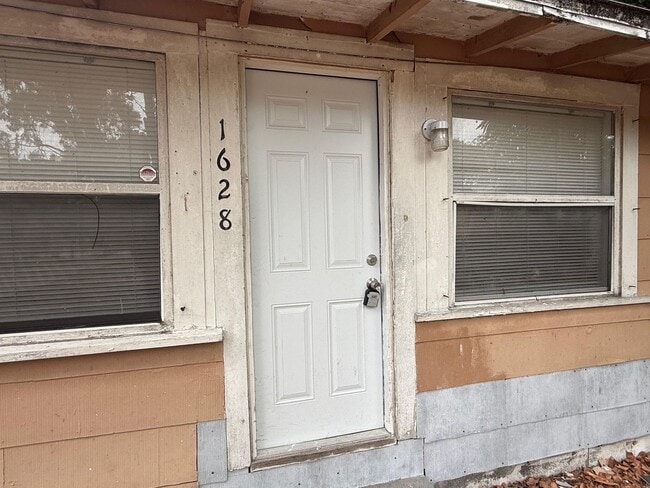 Remodeled 3/2 Childs Park Available Now ! Ask about move in specials! - Remodeled 3/2 Childs Park Available Now ! Ask about move in specials! House