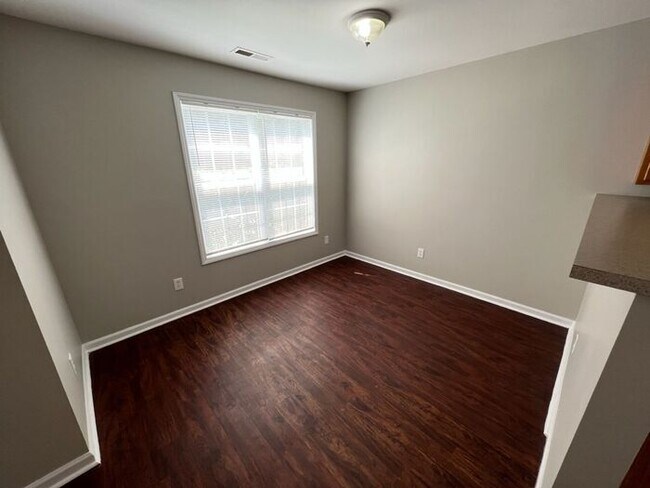 Foto del edificio - Desirable 3 Bedroom Raleigh Townhouse