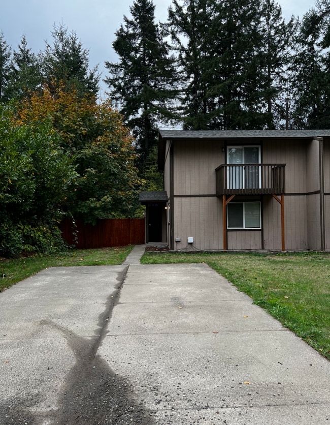 Foto del edificio - 2 Story Duplex Available. HUGE, FENCED YAR...