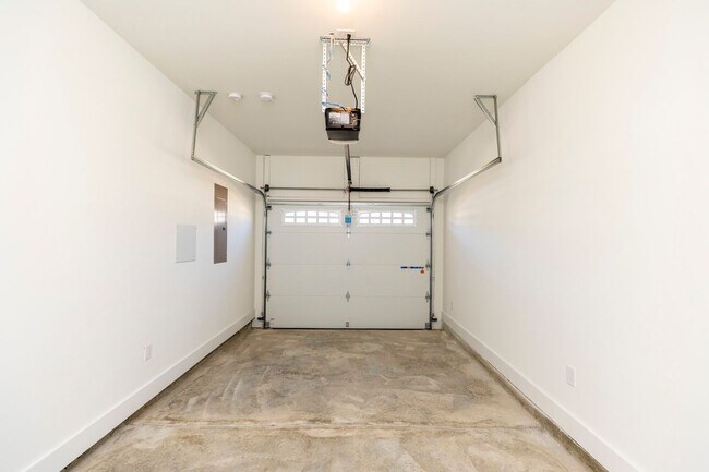 Building Photo - Beautiful Home in Private Community