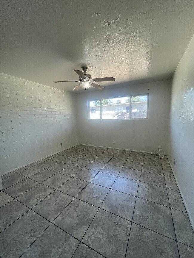 Foto del edificio - 9816 N 15th St