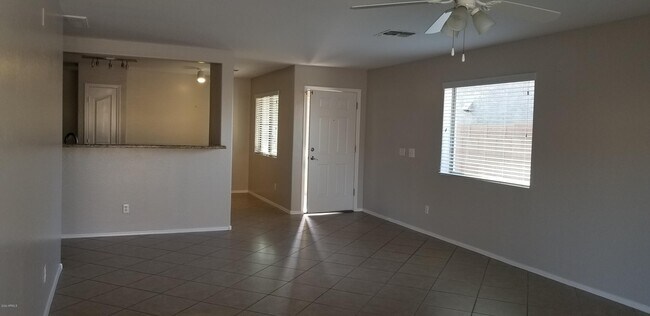 Foto del edificio - 45008 Miramar Rd
