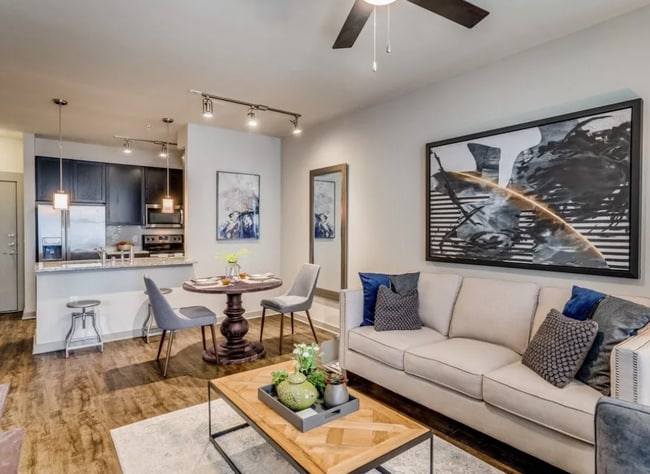 Building Photo - 926 E. 15th-21131