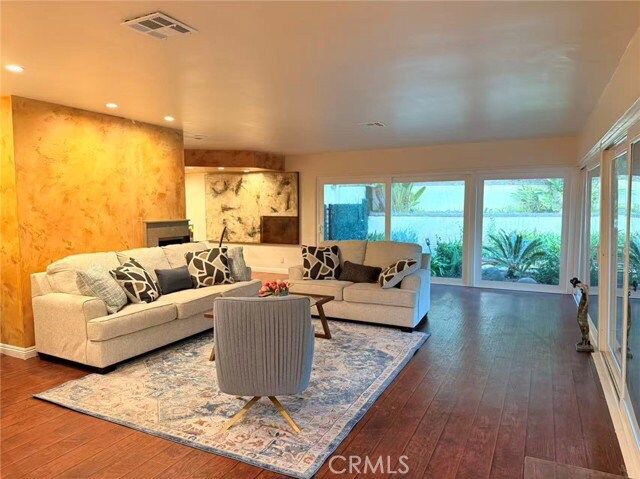 Foto del edificio - 2500 Benedict Canyon Drive