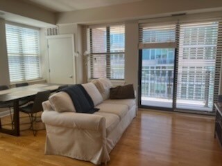 Foto del edificio - 451 W Huron St