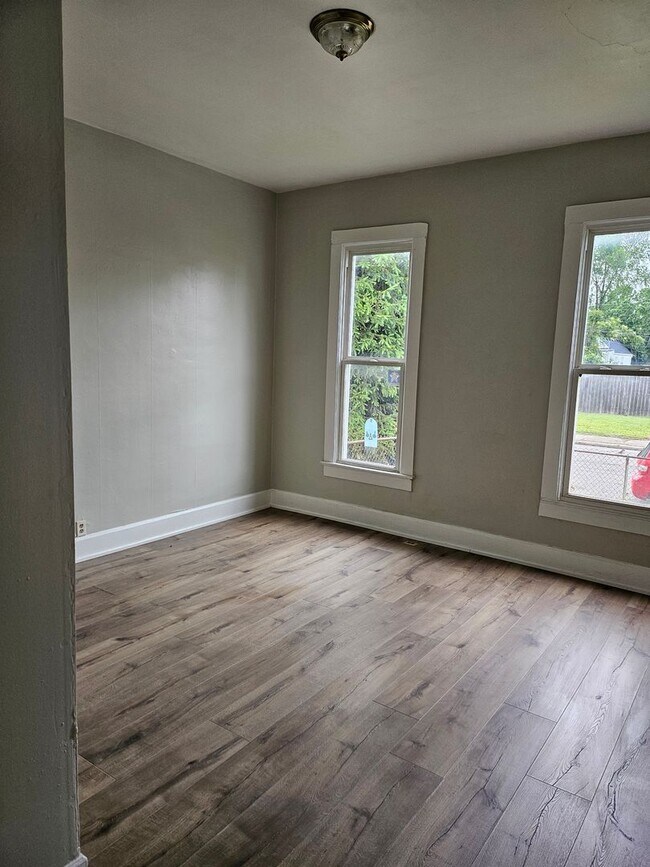 Building Photo - 2 bed 1 bath house