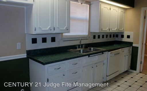 Building Photo - 2221 Ravenwood Dr