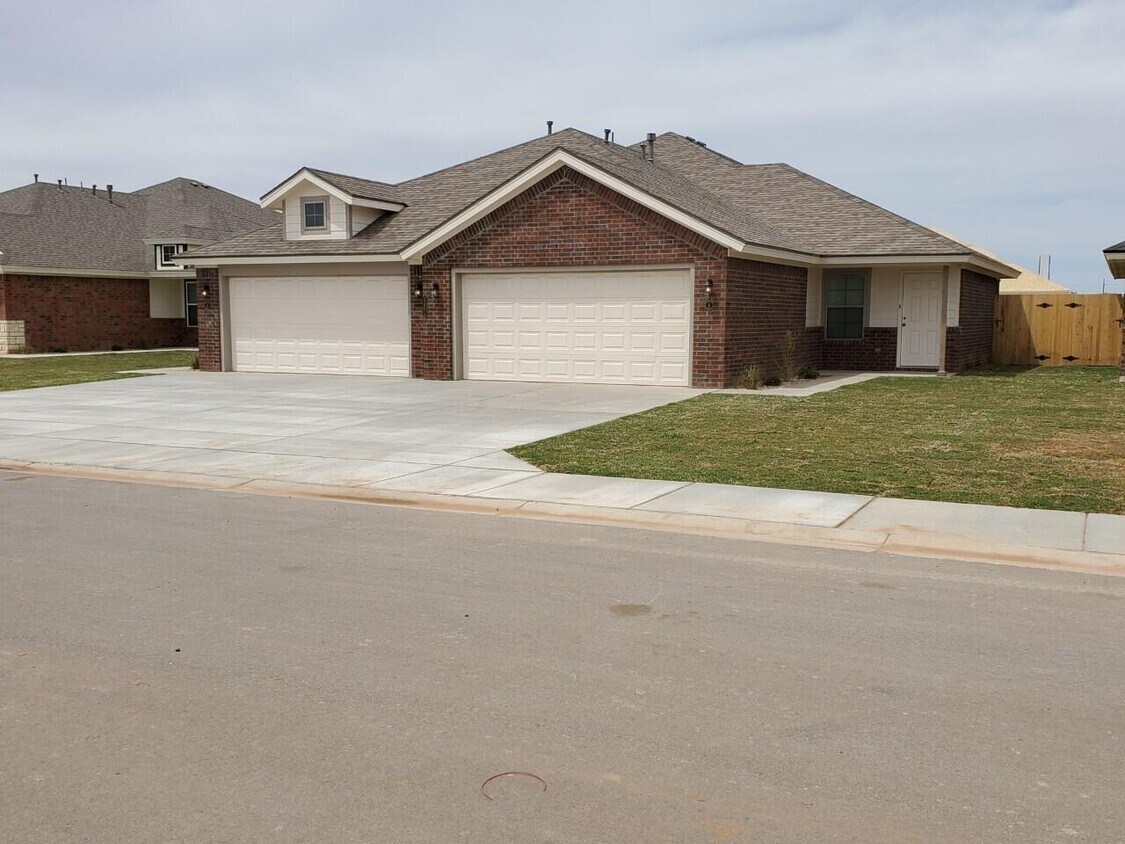 Foto principal - 12005 Englewood Ave