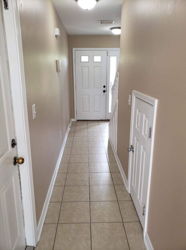 Building Photo - Cute townhome with 3 bd,2.5 bath, with gar...