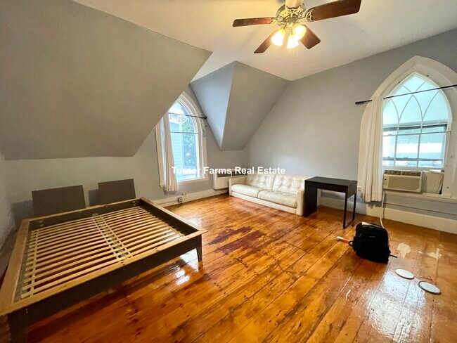 Building Photo - 139 Hillside St