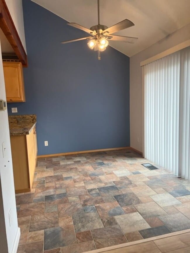 Foto del edificio - 3BD 2BA 2CAR Garage Townhouse located in L...