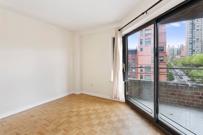 Building Photo - 300 E 95th St