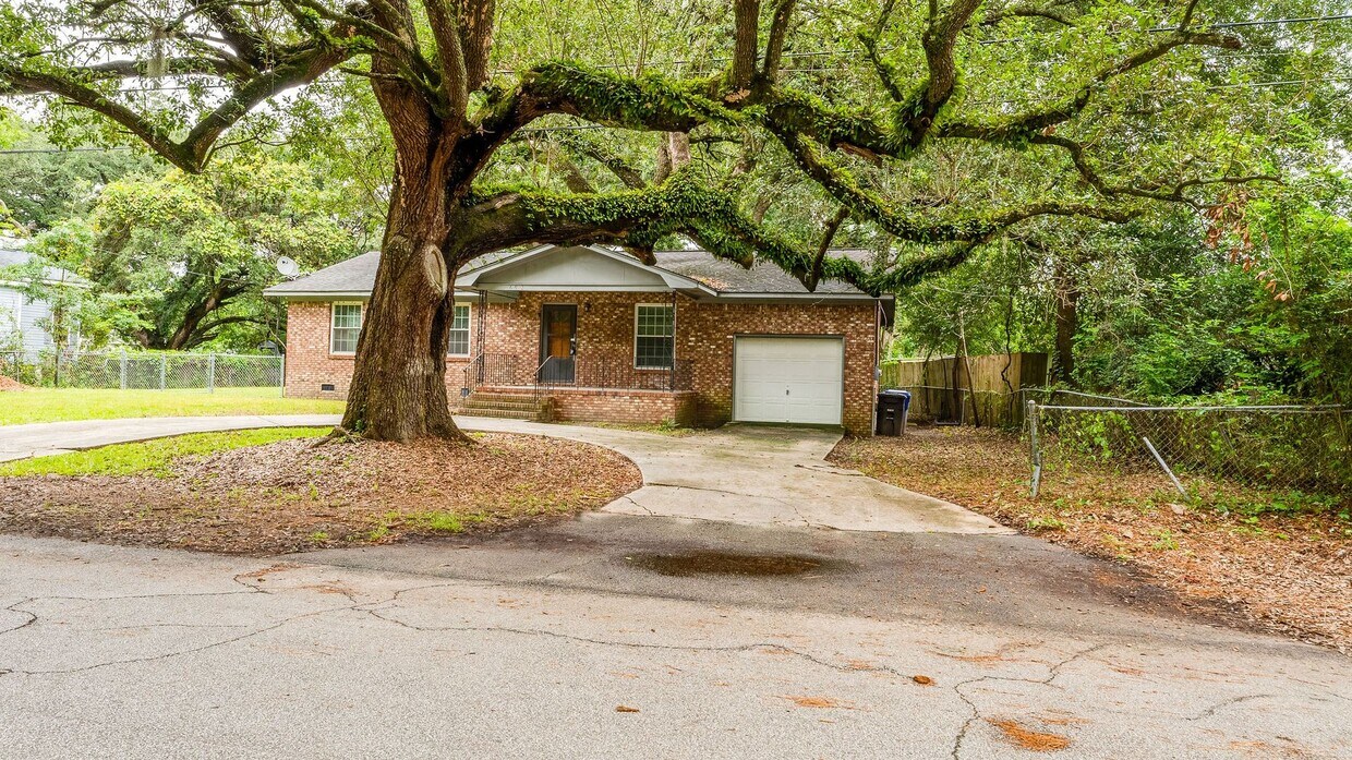 Primary Photo - 3 Bedroom 1.5 Bath House in Hobcaw Point -...