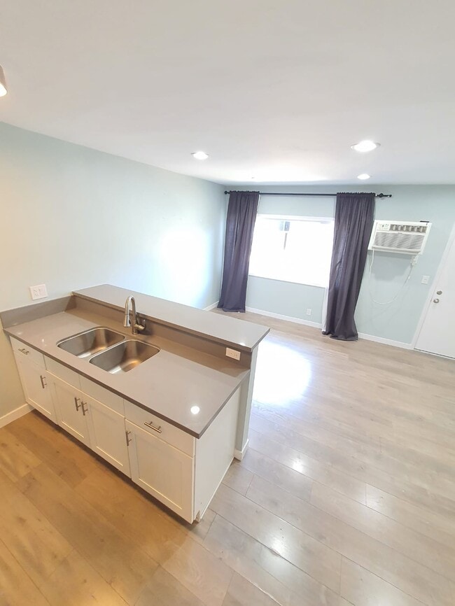 Building Photo - 2611 Bellevue Ave