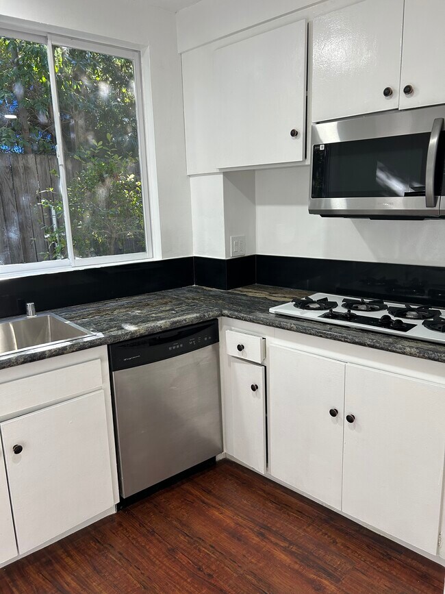 Foto del edificio - 4190 Dixie Canyon Ave