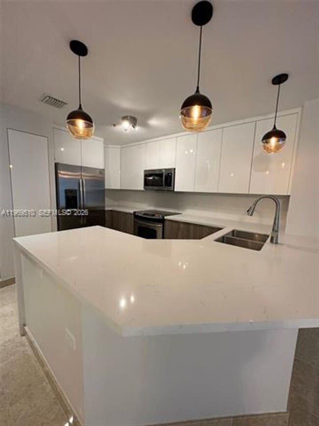 Building Photo - 801 Brickell Key Blvd