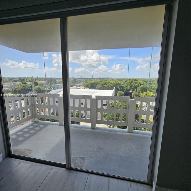 Foto del edificio - 15600 NW 7th Ave