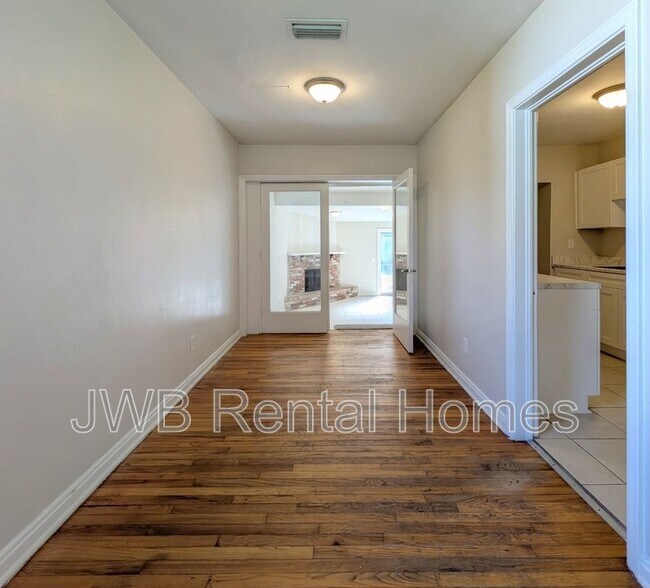 Foto del edificio - 5517 Lakewood Cir E