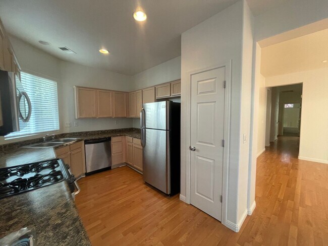 Foto del edificio - Nice single story, 3 bedroom, 2 bath plus 2 car garage home