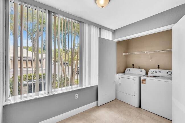 Foto del edificio - 2820 N Oakland Forest Dr