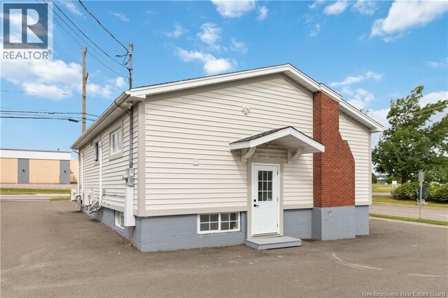 Building Photo - 338 Kendra St