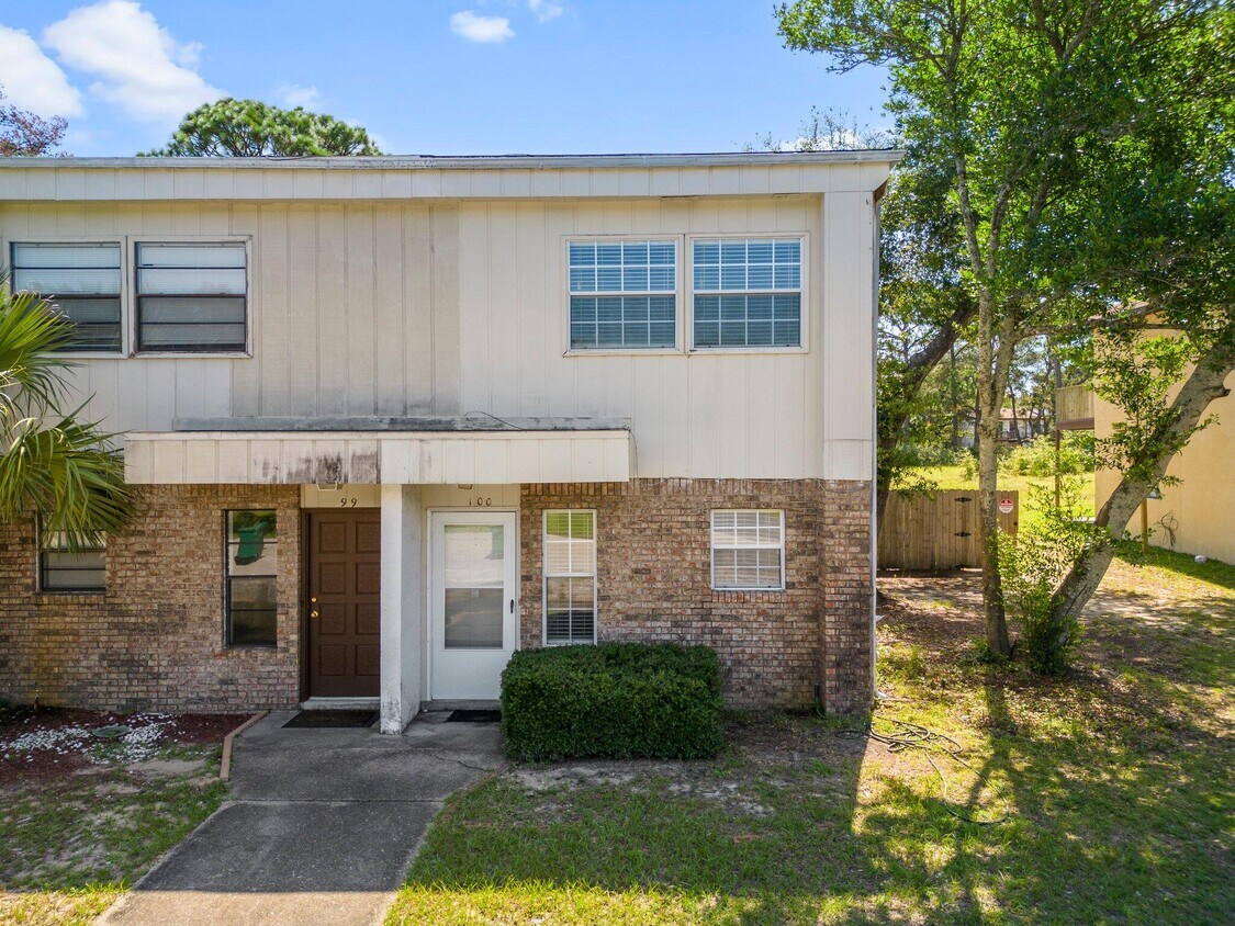 40 11th St, Shalimar, FL 32579 Townhouse for Rent in Shalimar, FL