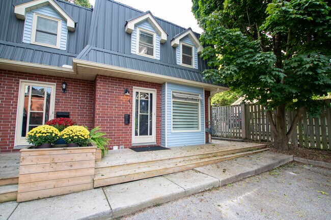 Building Photo - Woodfield – Beauty! 2 Bdrm 2.5 Bath * Private courtyard * Finished basement!