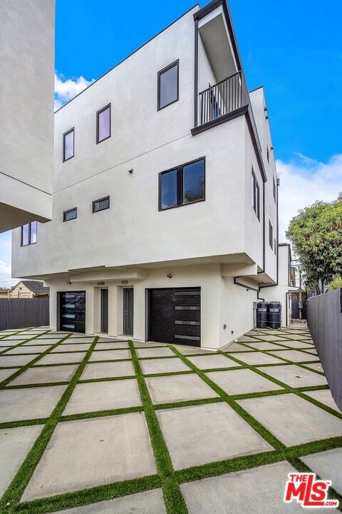 Foto del edificio - 4703-4704 Saturn St