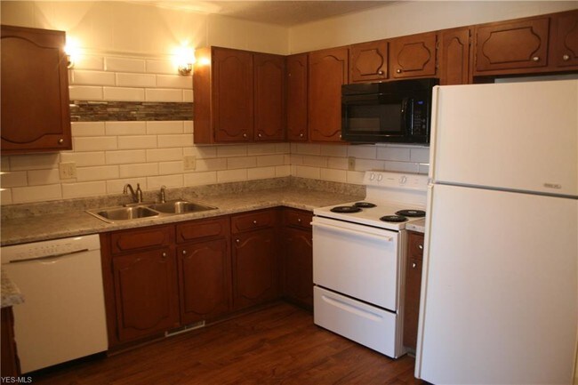 Building Photo - 2863 Chamberlain Rd