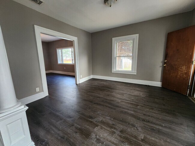 Building Photo - Three Bedroom Single Family Home!