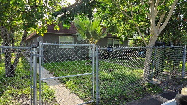 Building Photo - 1401 NW 1st Ave