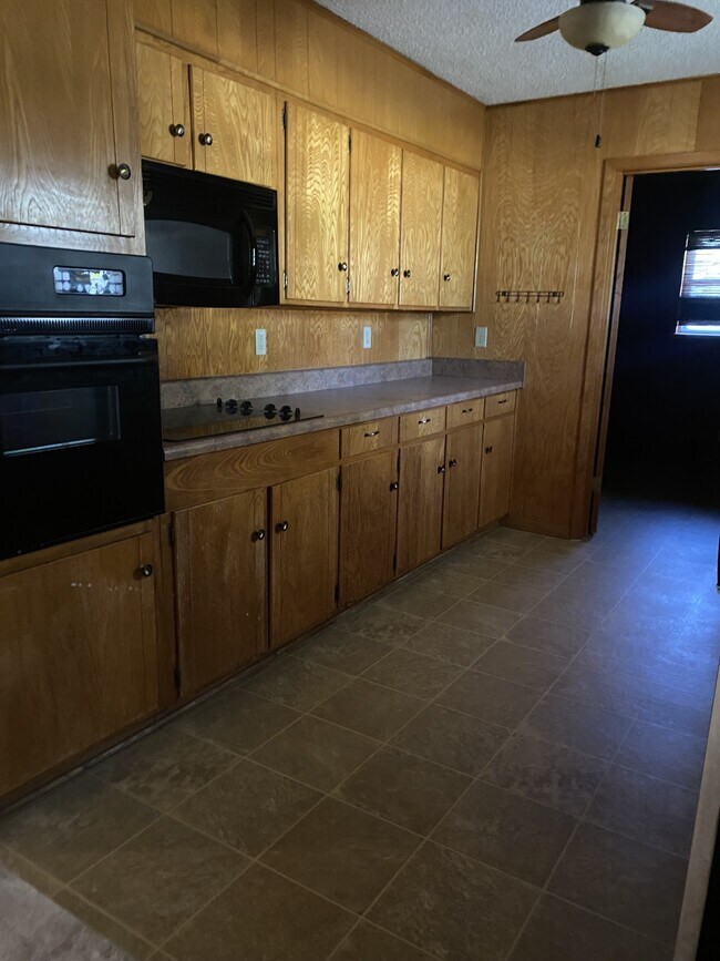 Foto del edificio - 646 N Main St