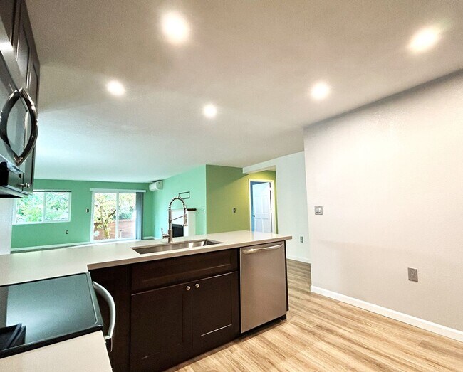 Foto del edificio - Cozy, Conveniently Located Large One Bedroom Condo!