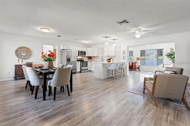 Foto del edificio - 7370 Holiday Dr