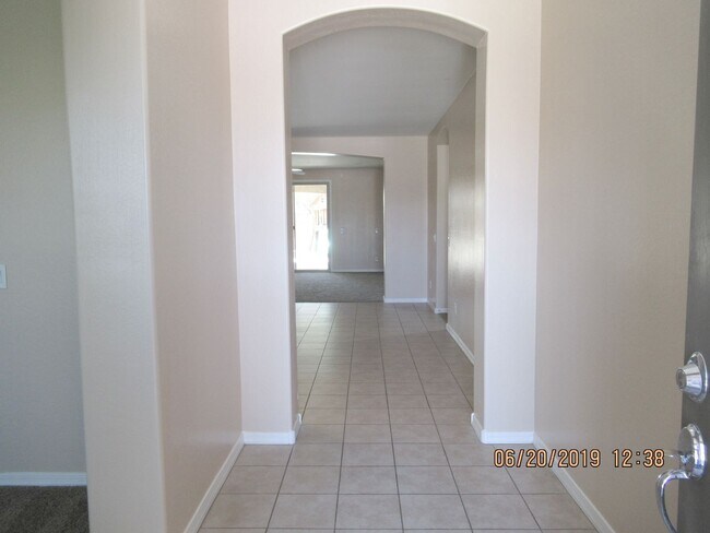 Building Photo - Lovely 4Bedroom / 2Bath Home!!