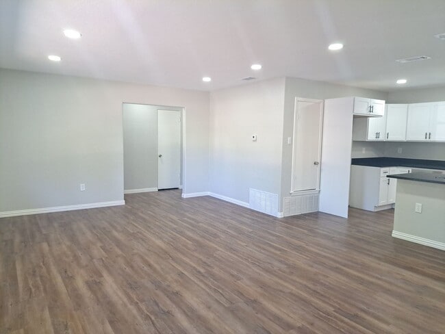 Building Photo - 5 bedroom / 2 bath