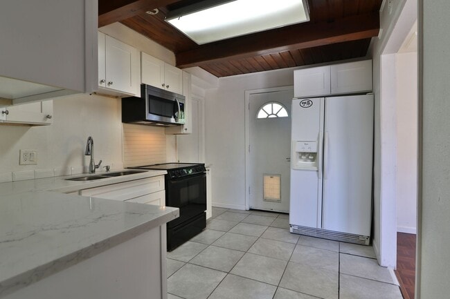Building Photo - Roommate- Friendly 4 bedroom, 2 Bath Home Near UNR