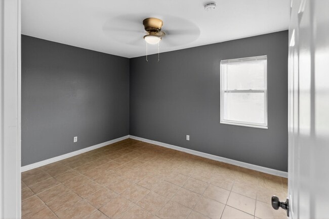 Foto del edificio - 1000 Transmitter Rd
