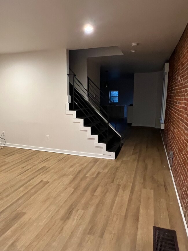 Building Photo - 313 E 17th Ave