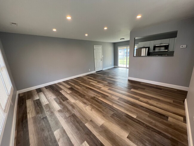 Building Photo - Renovated 4 bed 2 bath single home in levi...