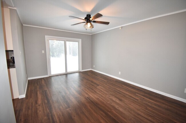 Building Photo - 3 Bedroom 2 Bath Home (Pets Considered)