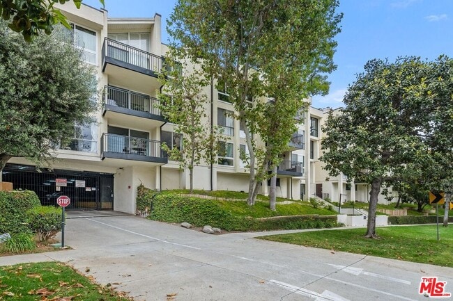 Building Photo - 1340 S Beverly Glen Blvd