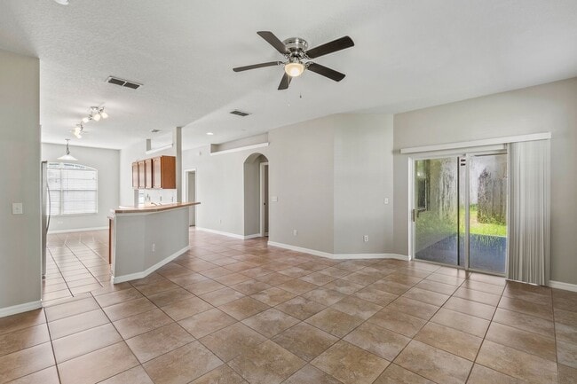 Building Photo - Leesburg 3 Bed, 2 Bath Single Family Home