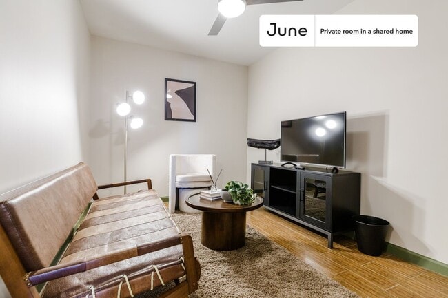 Building Photo - Private bedroom in 3 bed/1 bath Home