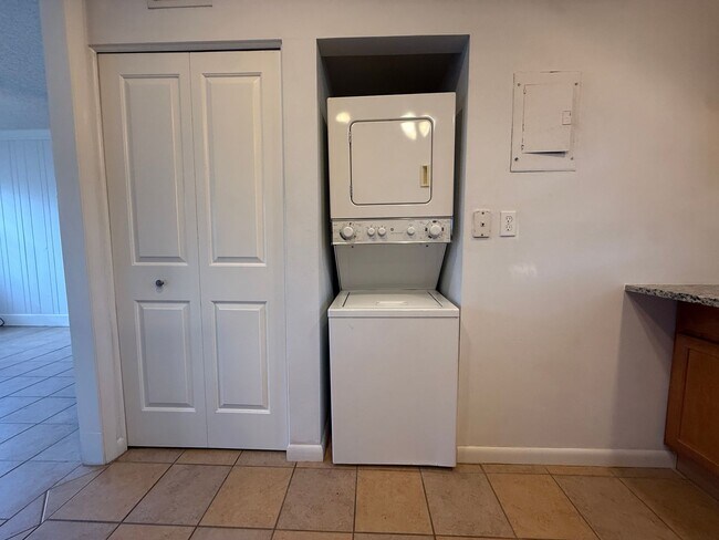 Building Photo - 640 Robinhood Dr