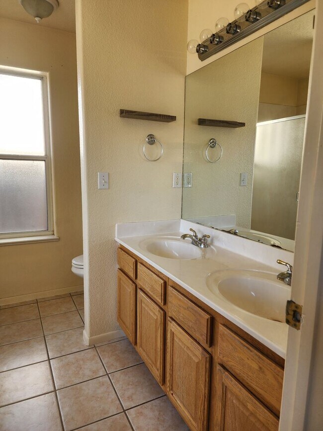 Building Photo - Large 3 Bedroom on Alyssa Ct