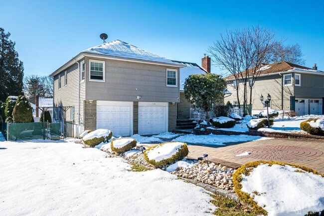 Building Photo - 713 Roessner Dr
