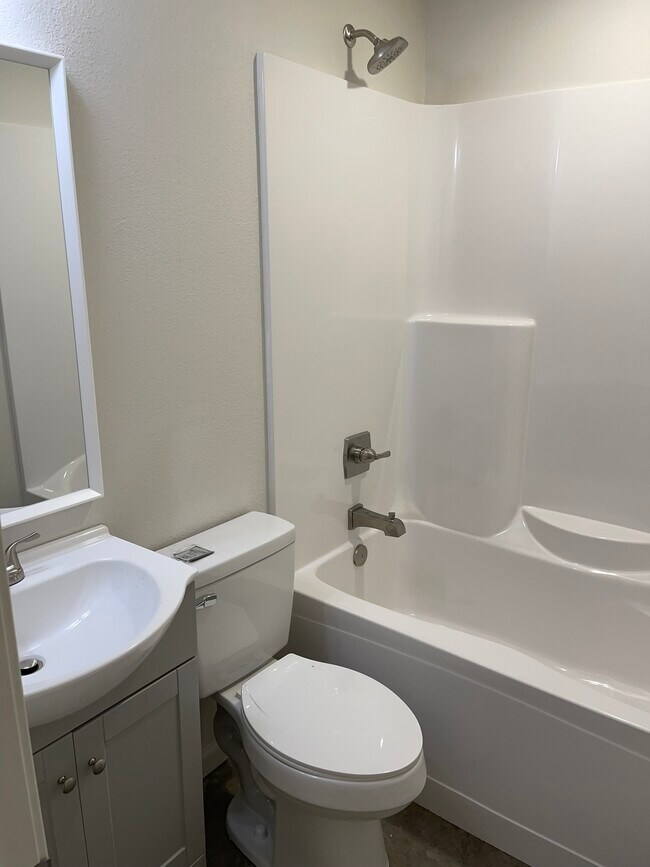 Main bathroom - 5315 E Nettleton Ave