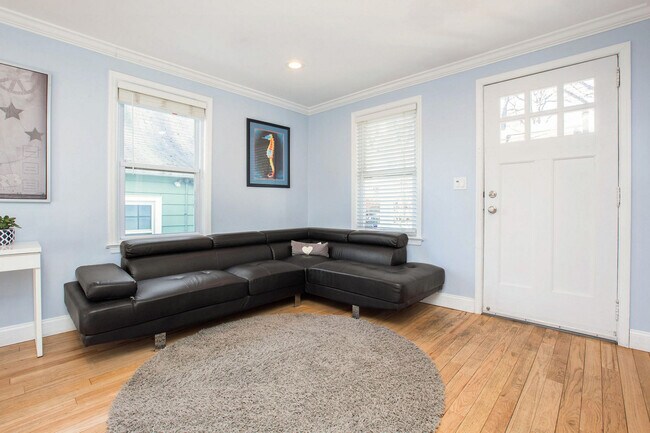 Building Photo - 206 8th St