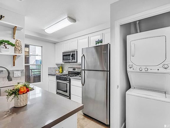 Foto del edificio - 240 Caldecott Ln